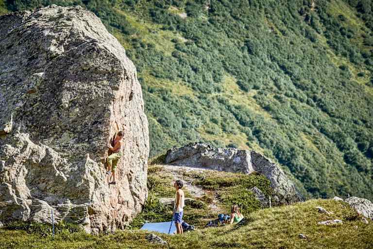 Kletterer beim Bouldern.