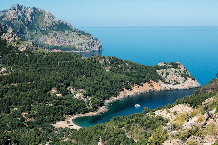 Beim Erwandern von Mallorcas Nordwestküste tut sich ein einzigartiger Ausblick auf Cala Tuent auf.