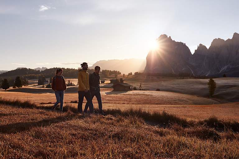 Die markanten Bergformationen der Dolomiten leuchten im Herbst besonders schön.
