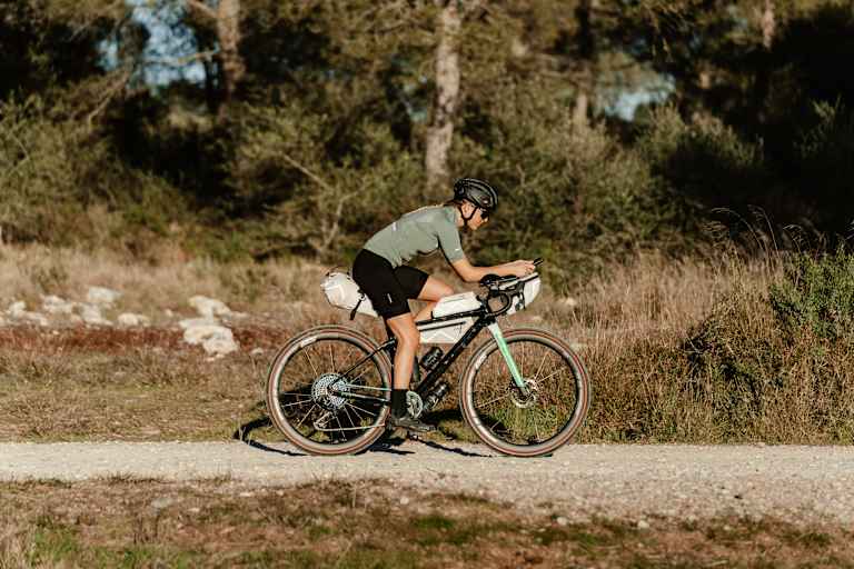 Fahrradfahrerin unterwegs mit top tube bag von cyclite