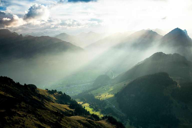 Blick über Damüls und den Diedamskopf (2.090 m) in Vorarlberg