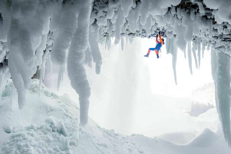 Alpinist Dani Arnold beim Eisklettern in Kanada