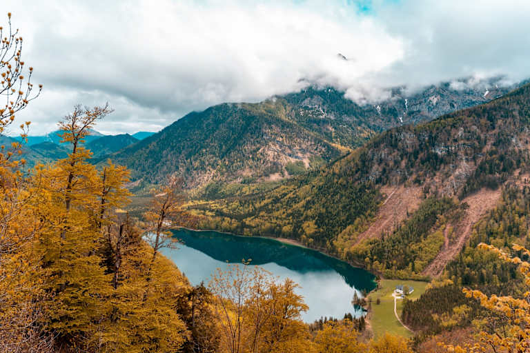 Vorderer Langbathsee an einem wolkigen Herbsttag