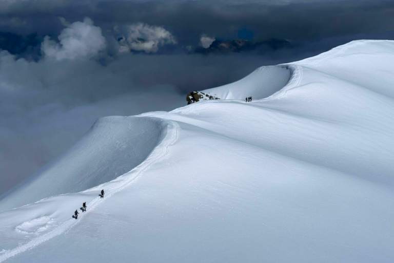 Dôme du Goûter: Bergsteiger im Mont-Blanc-Massiv