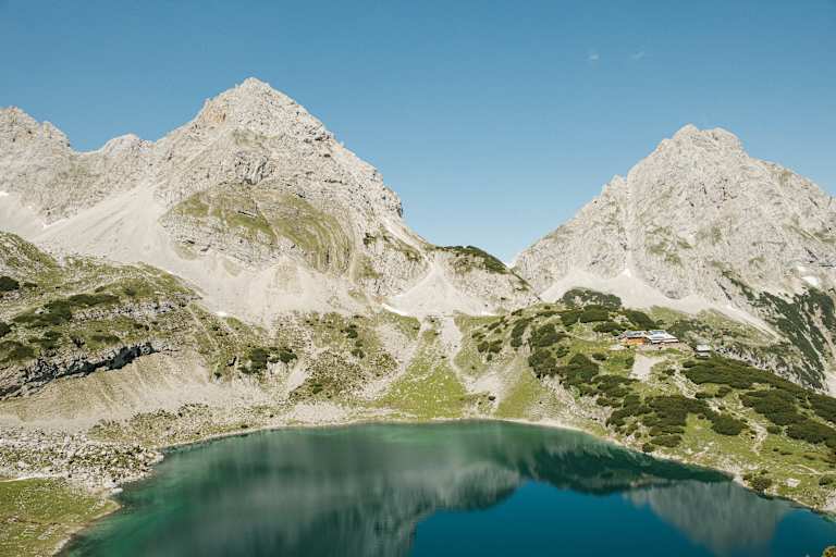 Der Drachensee im Mieminger Gebirge mit der Coburger Hütte an seinem Ufer.