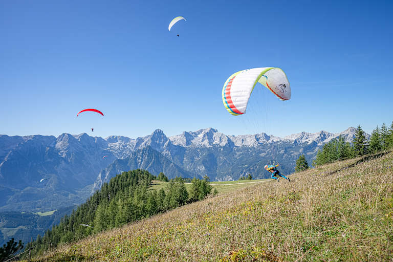 Paragleiter beim Start, Bergkulisse