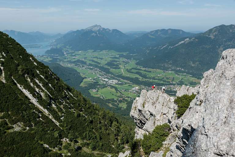 Zwei Personen am Katrin-Klettersteig über Bad Ischl mit Blick auf das Salzkammergut