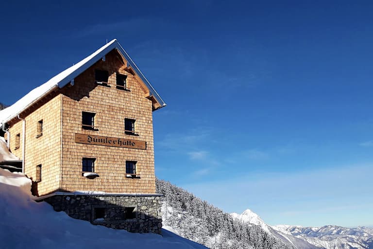 Die auf 1.495 m gelegene Dümlerhütte ist ein idealer Ausgangspunkt für zahlreiche Skitourenvarianten in der Phyrn-Priel-Region