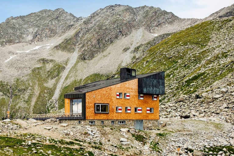 Die Schutzhütte und im Hintergrund der Hochwart