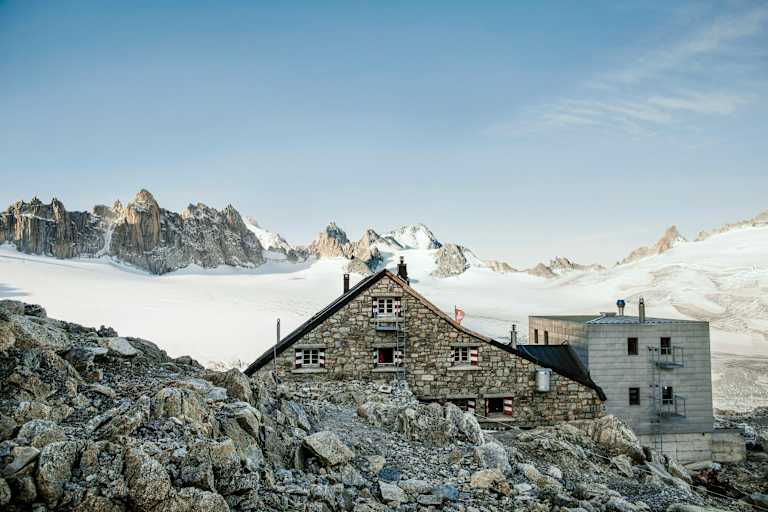 Die Berghütte Cabane du Trient und die Gipfellandschaft im Hintergrund.