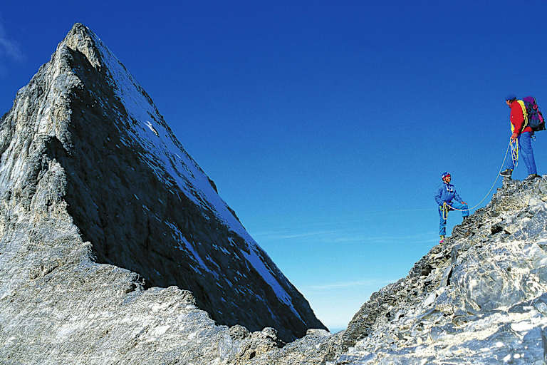 Bergsteiger am Mittellegigrat des Eigers in den Berner Alpen