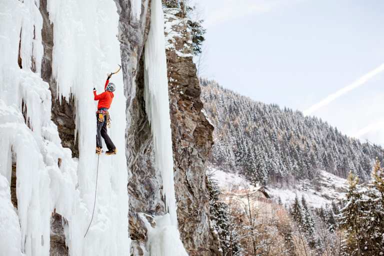 Ein Kletterer beim bezwingen der Eiswand.