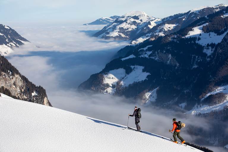 Beim Aufstieg zum Salistock (1.896 m) ruht der Blick auf dem dicken Nebelmeer, das sich über das Engelbergertal gelegt hat
