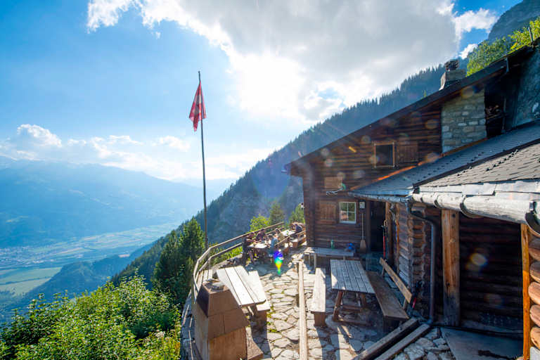 Hoch oben am Berg liegt die Enderlinhütte.