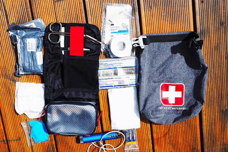 Erste Hilfe-Set: Standardausrüstung am Berg