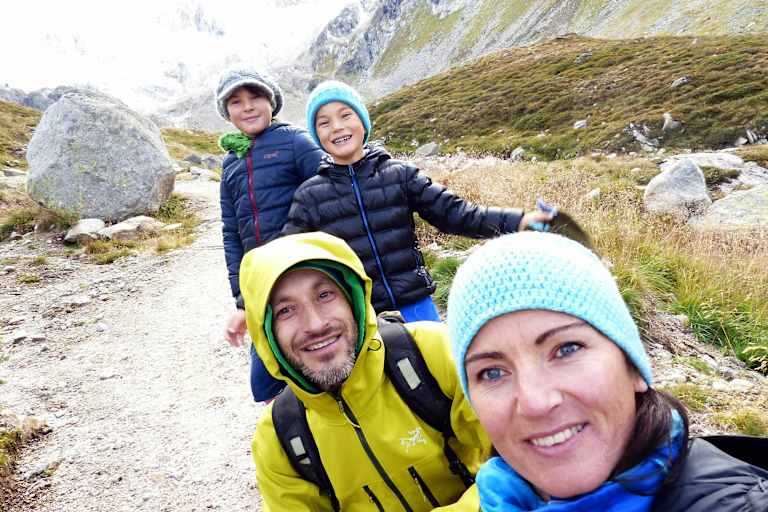 Julia Stauder mit Familie in den Zillertaler Alpen
