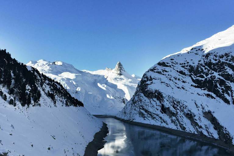 Skitour aufs Fanellhorn: Blick in die winterlichen Adula Alpen im Valsertal