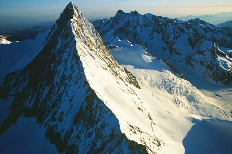 Das Finsteraarhorn in den Berner Alpen zwischen Wallis und Bern