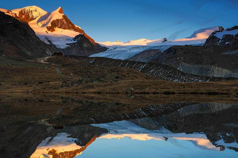 Walliser Bergwelt: Winterwanderung über den Stellisee zur Fluhalp bei Zermatt