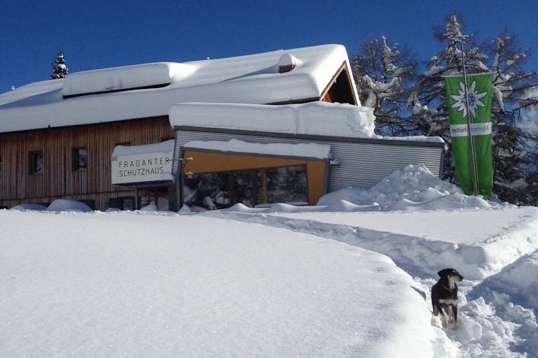 Fraganter Schutzhaus mit richtig viel Schnee
