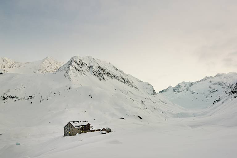 Die verschneite Franz-Senn-Hütte.