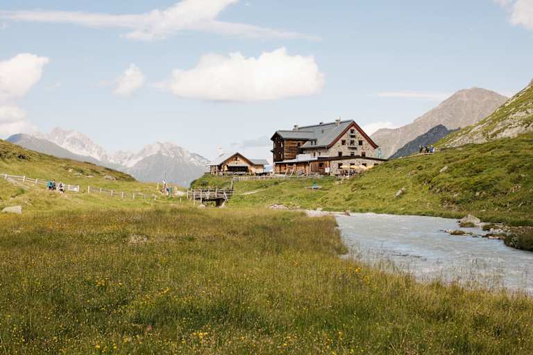 Die Franz-Senn-Hütte in den Stubaier Alpen