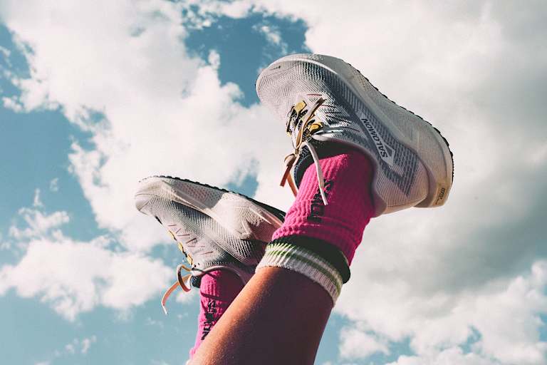 Salomon Gravel Running Schuhe kombinieren Straßenlauf und Trailrunning.