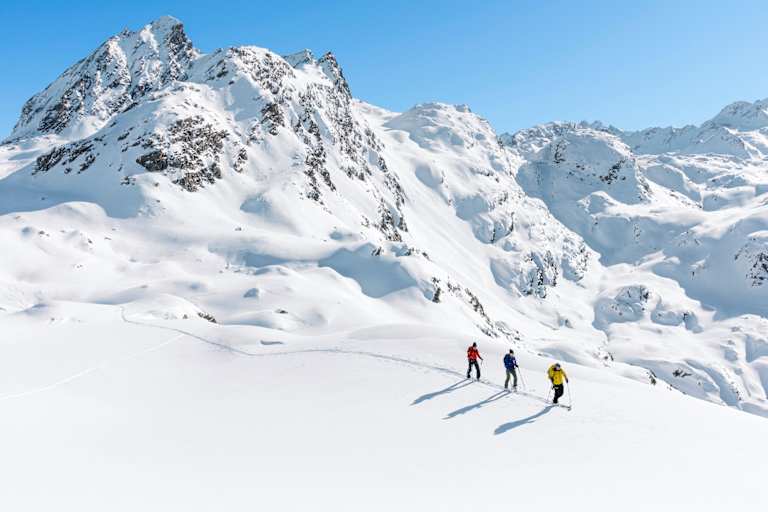Drei Schitourengeher am Berg
