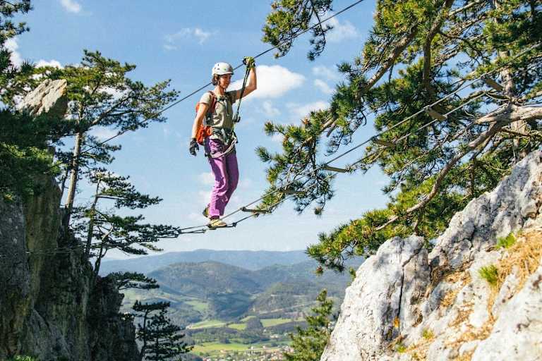 Eine horizontale Sprossenleiter sorgt für extra Adrenalin