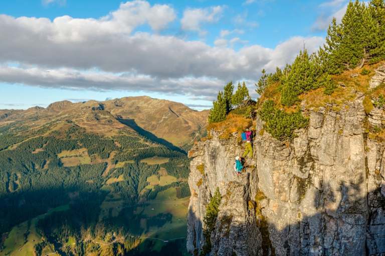 Blick auf die Kletterer auf der herbstlichen "Rasante Kante"