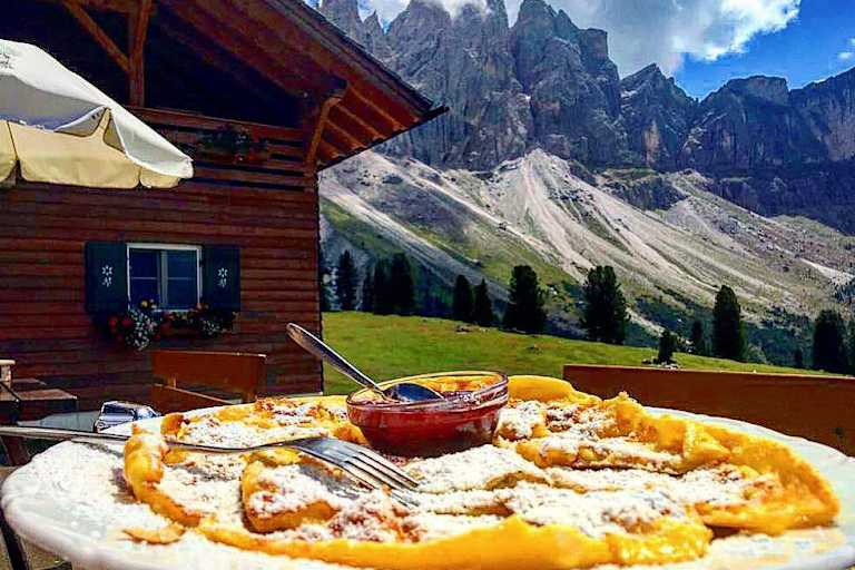 Kaiserschmarrn auf der Gschnagenhardt Alm in den Dolomiten in Südtirol