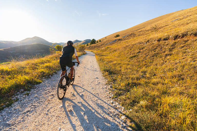 radfahrer in einer herbstlandschaft