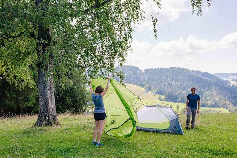 Das Überzelt sollte vor Regen schützen.