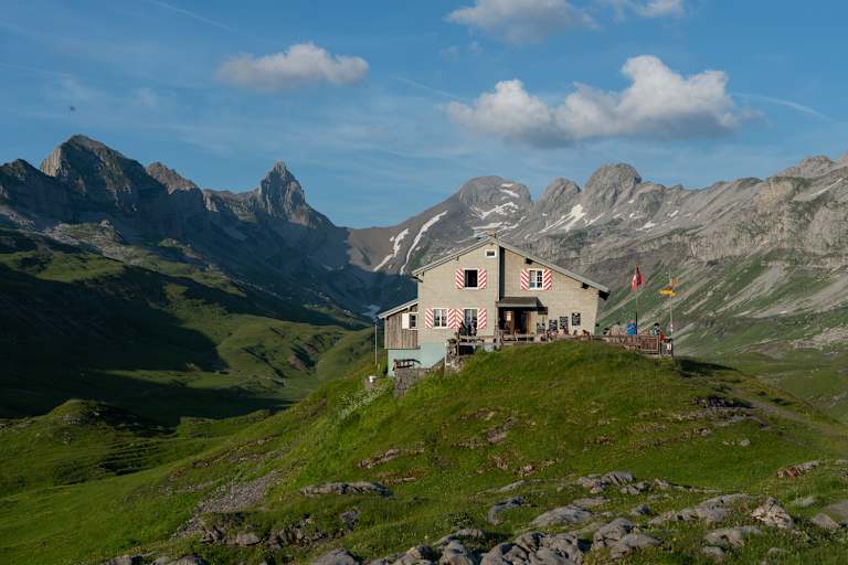 Die Glattalphütte umgeben von den Gipfeln der Glarner und Schwyzer Alpen