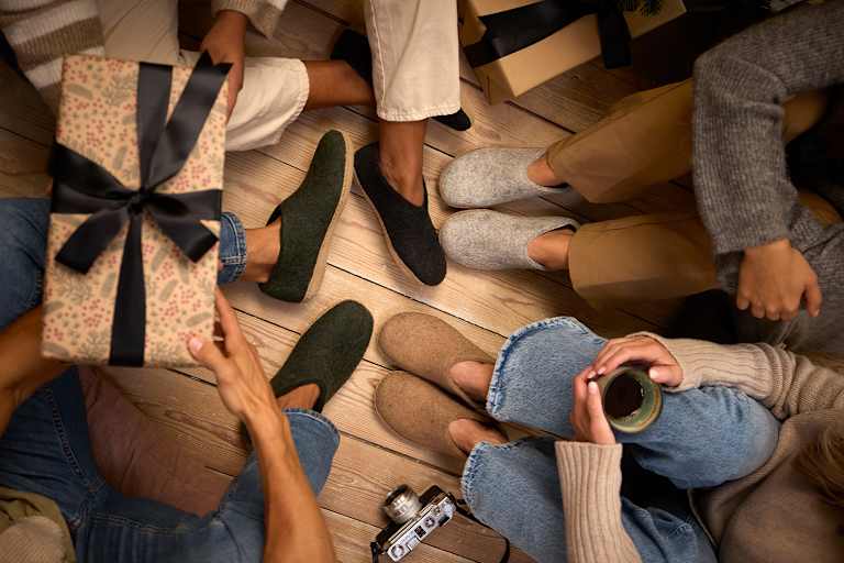 Die Hausschuhe von glerups mit Ledersohle gibt es in verschiedenen Naturfarben.