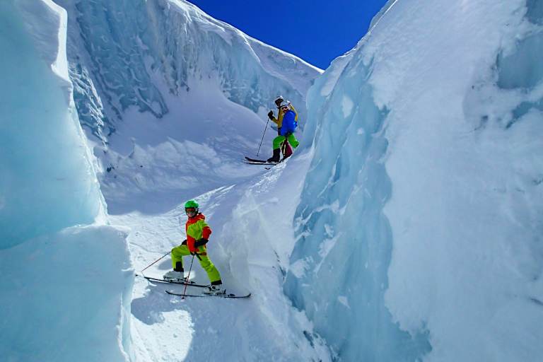 Gletscherabfahrt: Kinder auf Skiern am Gletscher