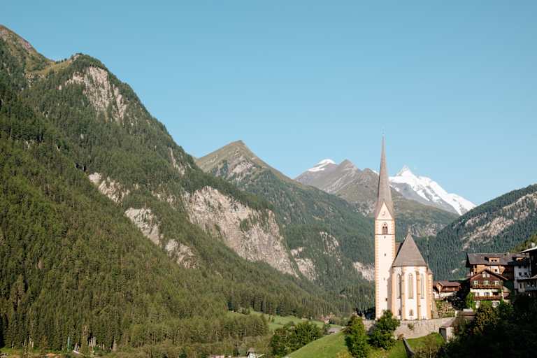 Der Großglockner (3.978m) im Hintergrund, die Pfarrkirche in Heiligenblut im Vordergrund
