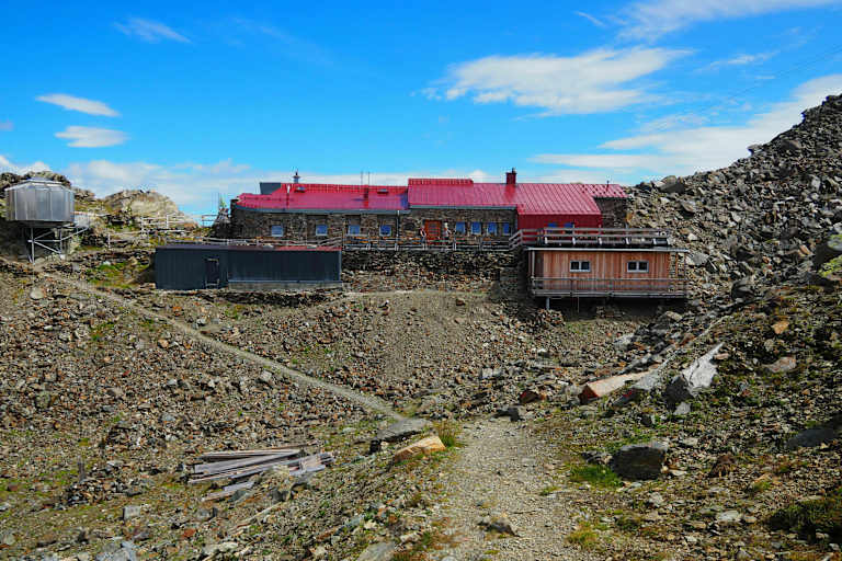 Die Glungezerhütte in den Tuxer Alpen in Tirol