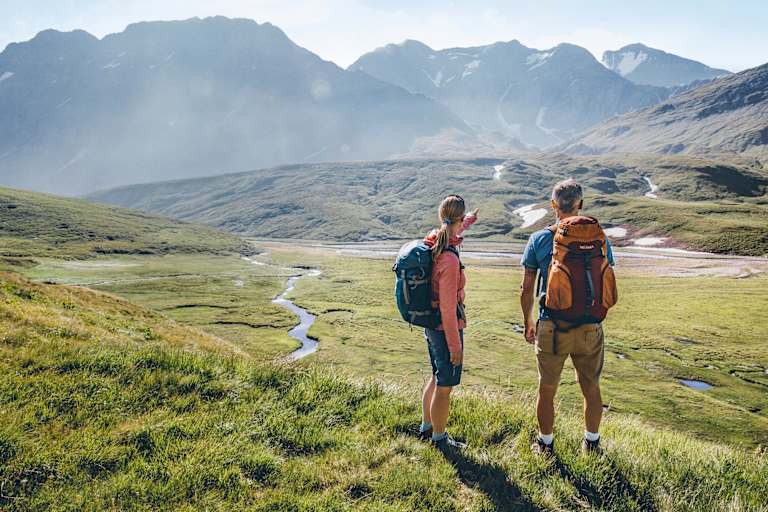 Zwei Wanderer begutachten das Panorama.