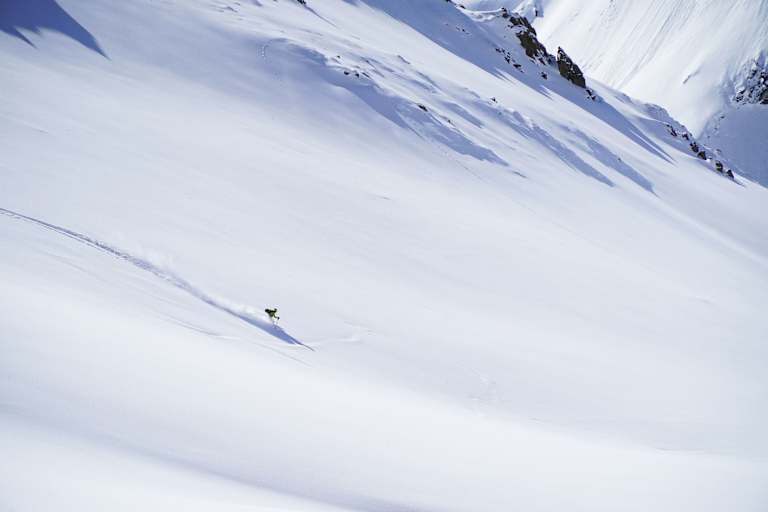 Freeriden: Abfahrt im 30° steilen Gelände
