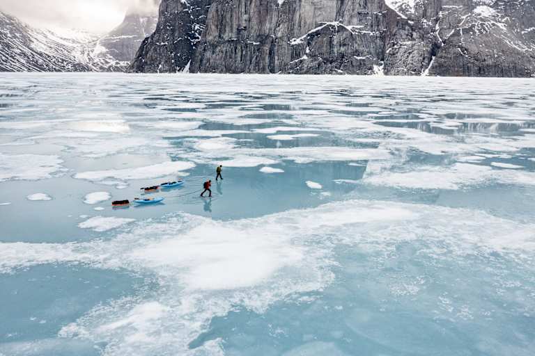 Zwei Personen gehen auf Eis.