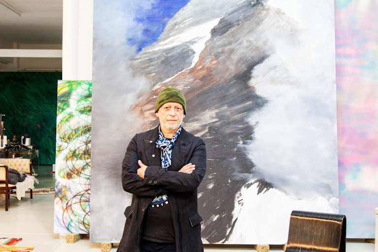 Der Maler Herbert Brandl vor einem seiner Kunsterwerke.