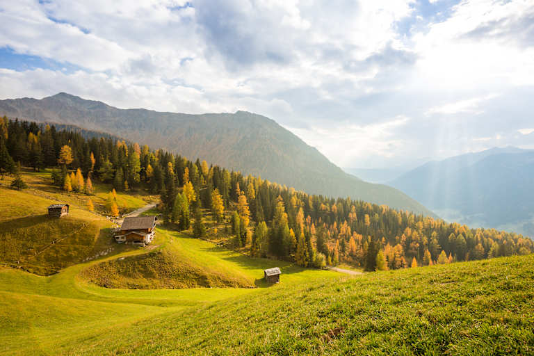Herbst im Gsiesertal, Blick auf Almen und Bergen, goldenes Licht