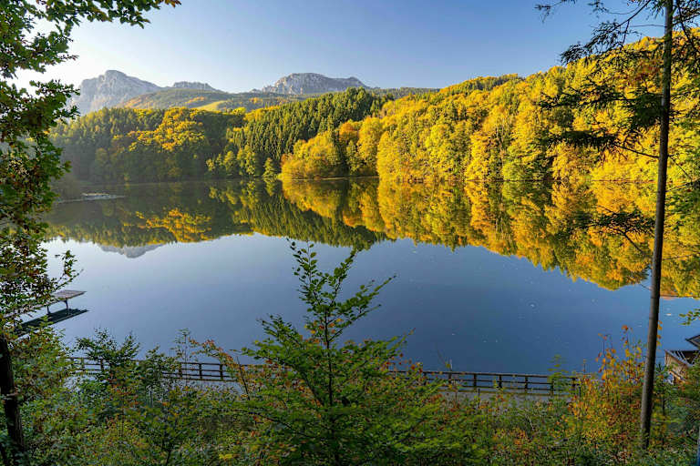 Herbst am Höglwörther See im Rupertiwinkel mit den Gipfeln des Hochstaufen und Zwiesel im Hintergrund