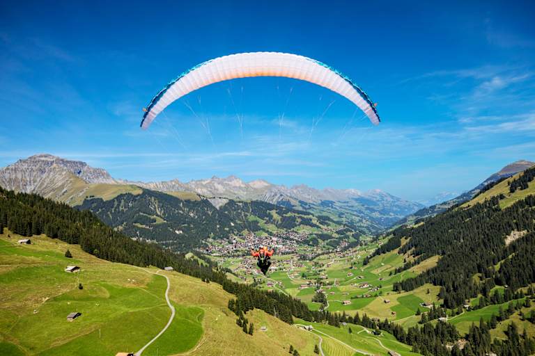 Chrigel Maurer gleitet in luftiger Höhe.