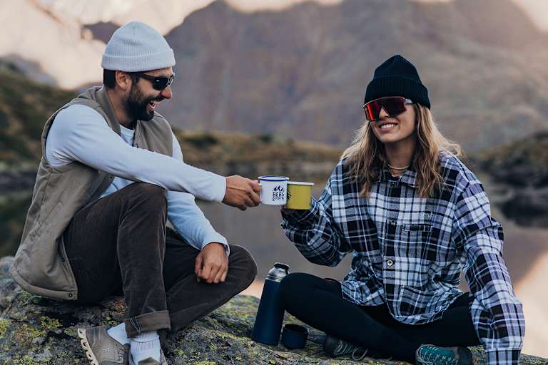 Bei ausgiebigen Touren in den Bergen braucht es die ideale Ausrüstung: Besonders die Augen müssen richtig geschützt werden.