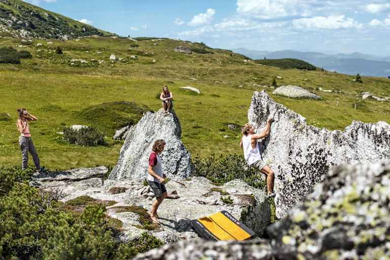 Die Bouldergruppe erkundet den Fels