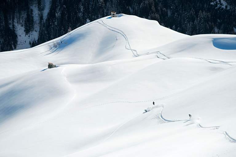 Unverspurte, kupierte Hänge laden zum Freeriden ein