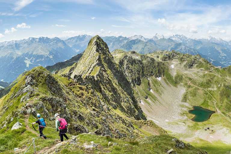 Bergsteiger beim überqueren des Grat.