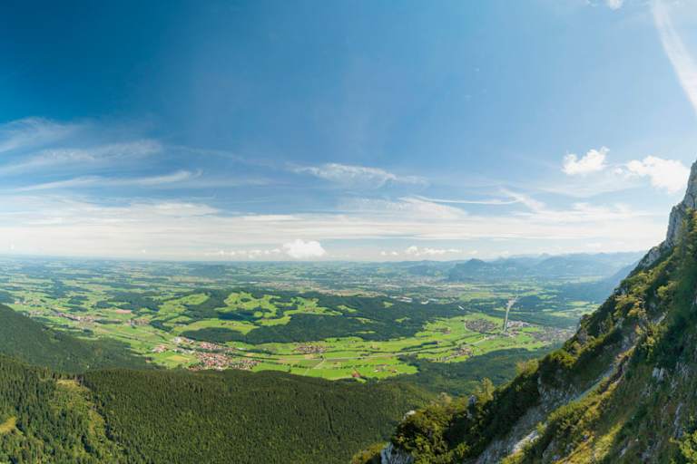 Panoramablick vom Hochstaufen über den Teisenberg und Rupertiwinkel